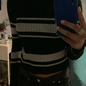 Tröja - Fin randig långärmad tröja från bikbok, knappt använd, storlek L men sitter som en S