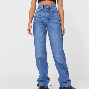 Raka jeans  - Säljer raka jeans från ASOS i mellan mörkblå färg. 💙 Jeansen är högmidjade och långa i benen. 