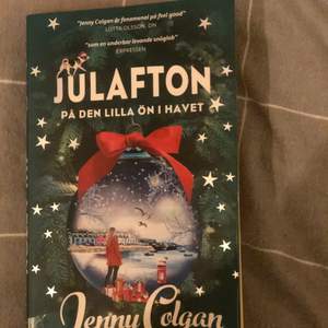 Julafton på den lilla ön i havet av Jenny Colgan. Relativt lätt läst bok med kortare längd på kapitlena. Kostade ca 89kr. Kan både mötas upp eller frakta, där kunden står för fraktkostnaden. 