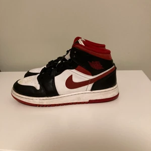 Air Jordan 1 mid red black white - Mina Air Jordan 1 mid som tyvärr har blivit för små. Dom är i storlek 38 men lite små i storleken så skulle säga att dom passar bra på 37 också. Priset kan diskuteras men tror jag köpte dom för 1500. Skulle möjligtvis kunna mötas upp i Malmö om det är nödvändigt. Dom är använda så ha det i åtanke. Kontakta för mer info och bilder. Förresten så tror jag att jag har slängt lådan till dom. Dom är köpta på restocks.net 