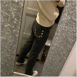 KARVE Jeans med nitar  - Snygga jeans i modellen mid/Low Rise jeans från KARVE i storlek xxs blir bra i längden på mig som är 171 tror även att dom skulle passa både längre och kortare. Nypris 700kr köpta för ca 1 år sedan och modellen är slutsåld. Köparen står för frakten och jag ansvarar inte för postens slarv. Kan postas runt hela Sverige.🥰