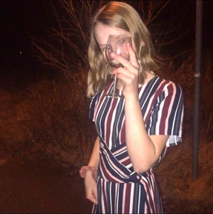 Supersnygg jumpsuit!💞 - En vacker jumpsuit som har varit min favorit länge men tyvärr bilivit för liten. Knäpps med en smal dragkedja som inte syns på baksidan. Storlek 158 men kan passa något större. 