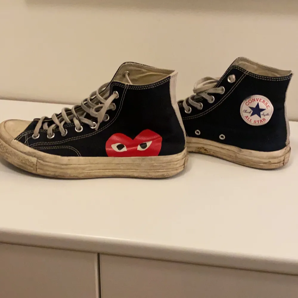 Cdg converse köpta på NK för 1495 säljer för 400 exklusive frakt . Skor.