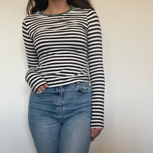 Randig tröja  - 🦓En randig tröja med en grön rand vid kragen! Jättesnyggt basplagg! Passar XS/S. Frakten kan bli mer eller mindre beroende på vilken påse den får plats i!🦓