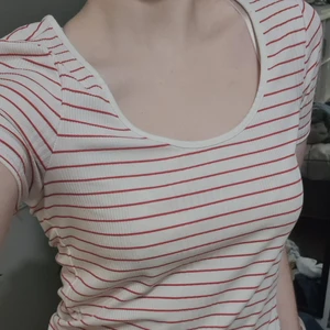 Monki T-shirt M - Rödrandig t-shirt från Monki i M ❤ Älskad och välanvänd, men håller så bra att den fortfarande är i nyskick! 🌟 Något ribbad och sitter bra i armväck osv. 🌸