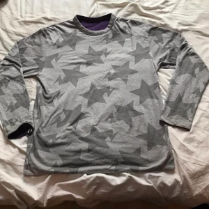 Bape reversable longsleeve - Skitfet bape longsleeve från 2009 med bapesta star fullprint. Fett bra condition för sin ålder. Det är ganska tjockt tyg så d är som en crewneck typ. Väldigt rare. För fler bilder skicka ett meddelande💪💪 kan gå ner lite i pris vid snabb affär