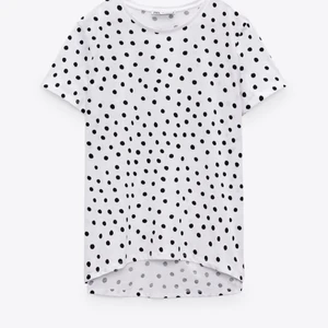 Prickig t-shirt från Zara ⚫️⚪️⚫️ Storlek M - Oanvänd t-shirt från Zara. Storlek M