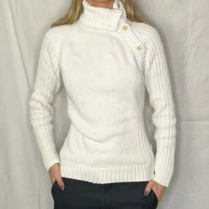 Polo med knappar - Kontakta oss via DM på vår Instagram @reloved_uf om du är intresserad!