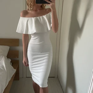 Cocktail klänning  - En superfin cocktail klänning som tyvärr aldrig använts, har inga defekter. Sitter jättebra och är figursydd, passar perfekt till middagar eller fest!