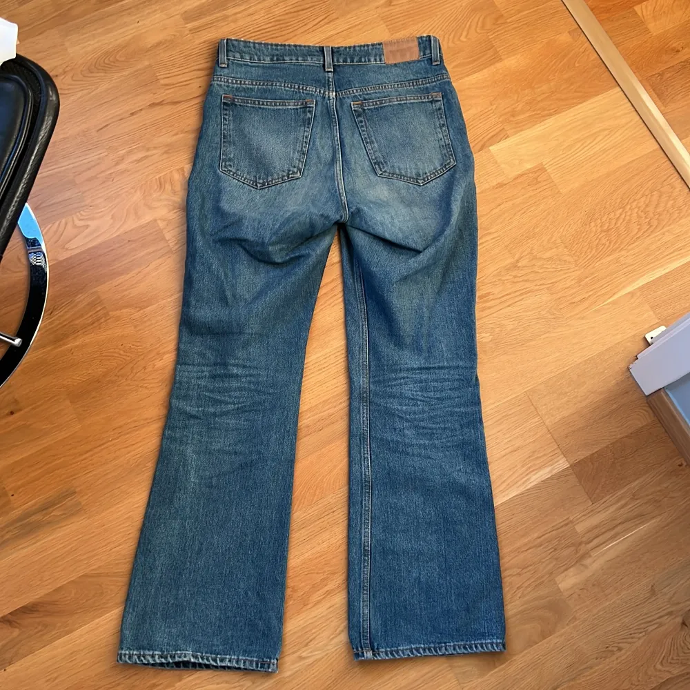 Jättesnygga jeans från Weekday, i modellen Mile. Sitter så snyggt, men är tyvärr lite för små på mig. I gott skick. . Jeans & Byxor.