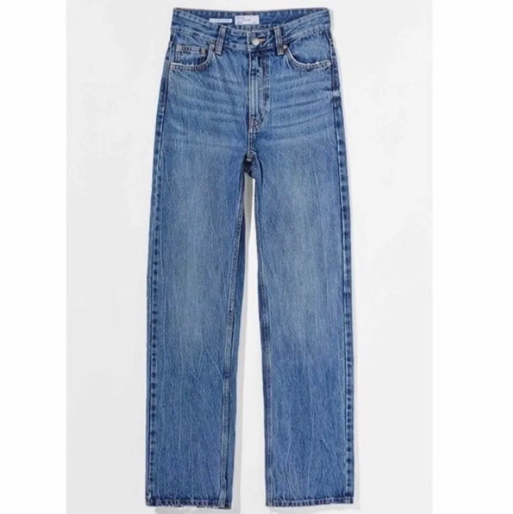 ⚡️båda för 300kr + frakt⚡️Två fina jeans som inte kommer till användning och är lite förstora på mig!! Dem är långa och går ner till fötterna på mig som är 170 cm lång!✨ de svarta jeansen har en liitet skrapmärke på knät . Jeans & Byxor.