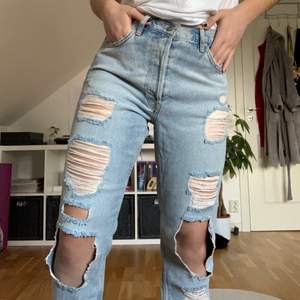 Ljusa, slitna, tuffa jeans som är fina till våren!😎 Bra skick. Storlek M men passar nog S också. Relativt långa i benen och i rak modell. Köparen står för frakt och priset är diskuterbart 🥰