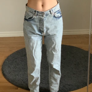 Jeans Vintage - Ljusblå baggy jeans i urtvättad färg. Fint skick.