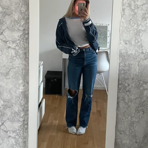 Mörkblå NAKD jeans - Mörkblå supersnygga jeans från nakd! Lite mid waist, knappt använda. Strl 36, nypris 599 kr! Långa på mig som är 169