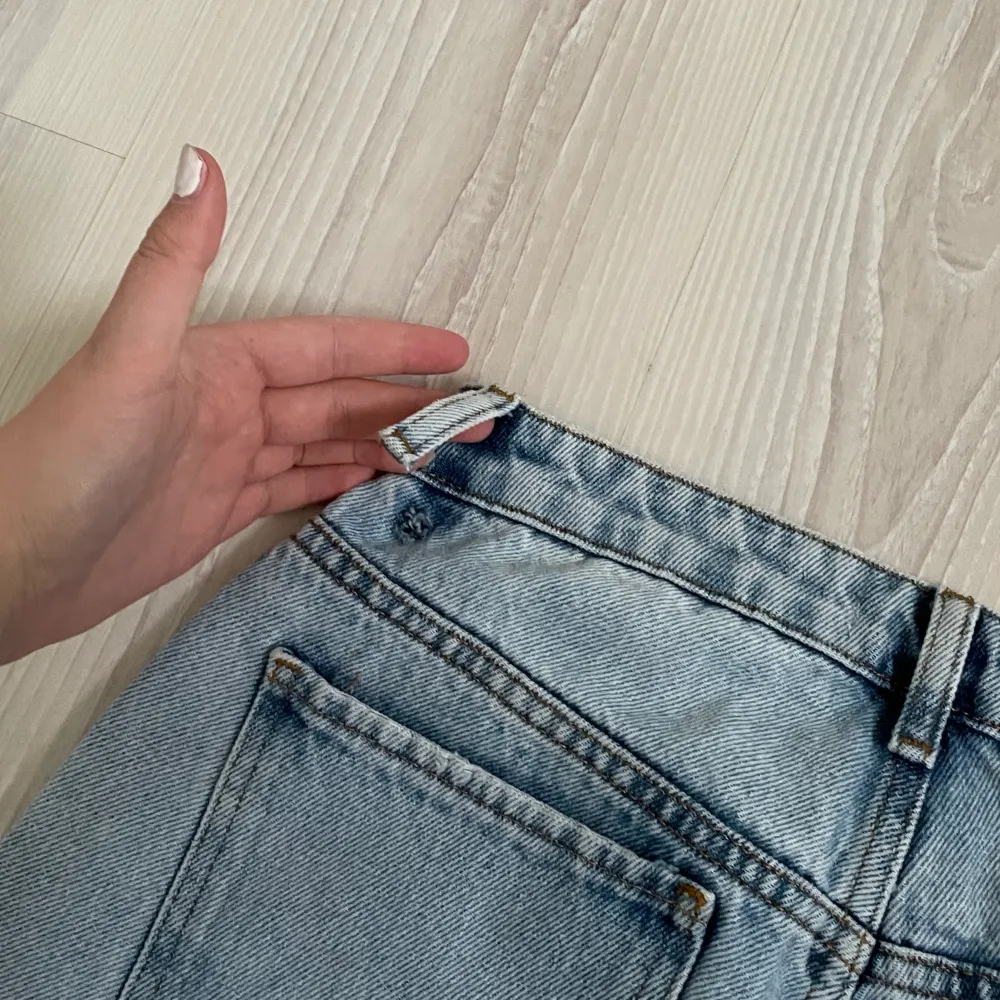 I princip nya NA-KD jeans. Som visat på bilden är en av ”bältes-tyglarna” sönder som dock inte borde vara komplicerat att fixa, därav de billiga priset! Använda Max 2ggr. Nypris 599kr. Jeans & Byxor.