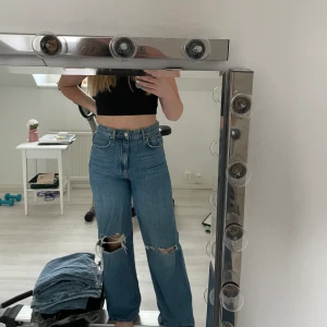 Gina tricot perfect jeans - Vida högmidjade jeans från Gina Tricot! Supersköna och perfekt längd (är 170cm). Använda men bra skick!  Mörkblå färg! Nypris 599kr