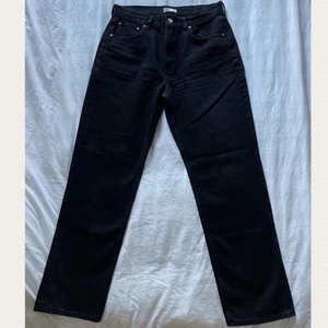 Ginatricot jeans strl 44 - Svarta jeans. Ingen stretch, hög midjade. Använt 1 gång.  