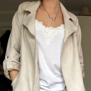Kappa från pull&bear - Säljer min oanvända kapptröja från pull&bear. Beige färgad m fickor och skysterbara ärmar.   Kontakta för fler frågor, pris kan alltid diskuteras!