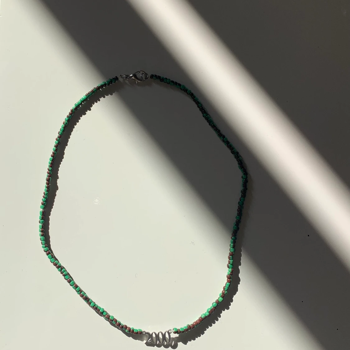 Brungrönt halsband med 2000-charm đđ€