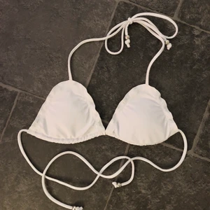 Vit bikiniöverdel  - Superfin vit bikiniöverdel i storlek xs, perfekt till sommaren!! Säljer eftersom jag har tappat bort underdelen. 30kr + frakt