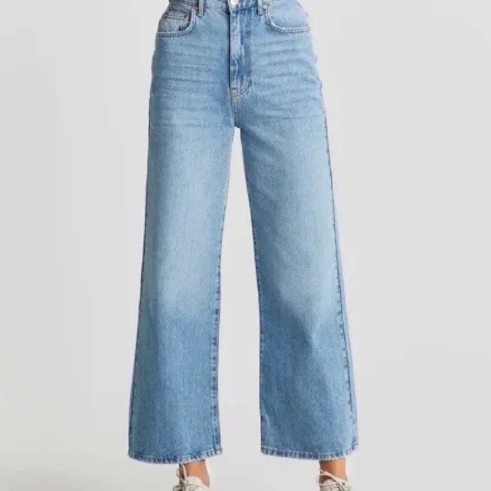 (Inte mina bilder) säljer dessa byxor då dom är förstora för mig. Knappt använda byxor utan fläckar och slitningar💗. Jeans & Byxor.