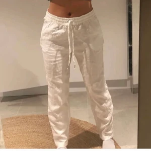 Beige linnebyxor deval - Jättefina beigea linnebyxor, oanvända och i superfint material. Inte samma märke som första bilden men sitter likadant på kroppen endast olika färg. 