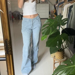 Lågmidjade Manchesterbyxor i himmelsblå färg  - Så fina men tyvärr lite för stora. Lågmidjade manchesterbyxor i strl 38, jag är 165 och de är långa på mig. Köparen står för frakten 🌈🌈