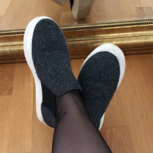 Sneakers slip ons - Älskar dessa coola platform slip ons i ull som jag köpte för några år sedan! Dock är dom lite stora på mig så därför säljer jag. Dom har lite mörka märken på sulan, vanligt slitage, men annars är dom i sjukt bra skick 🖤 nypris 800 kr.