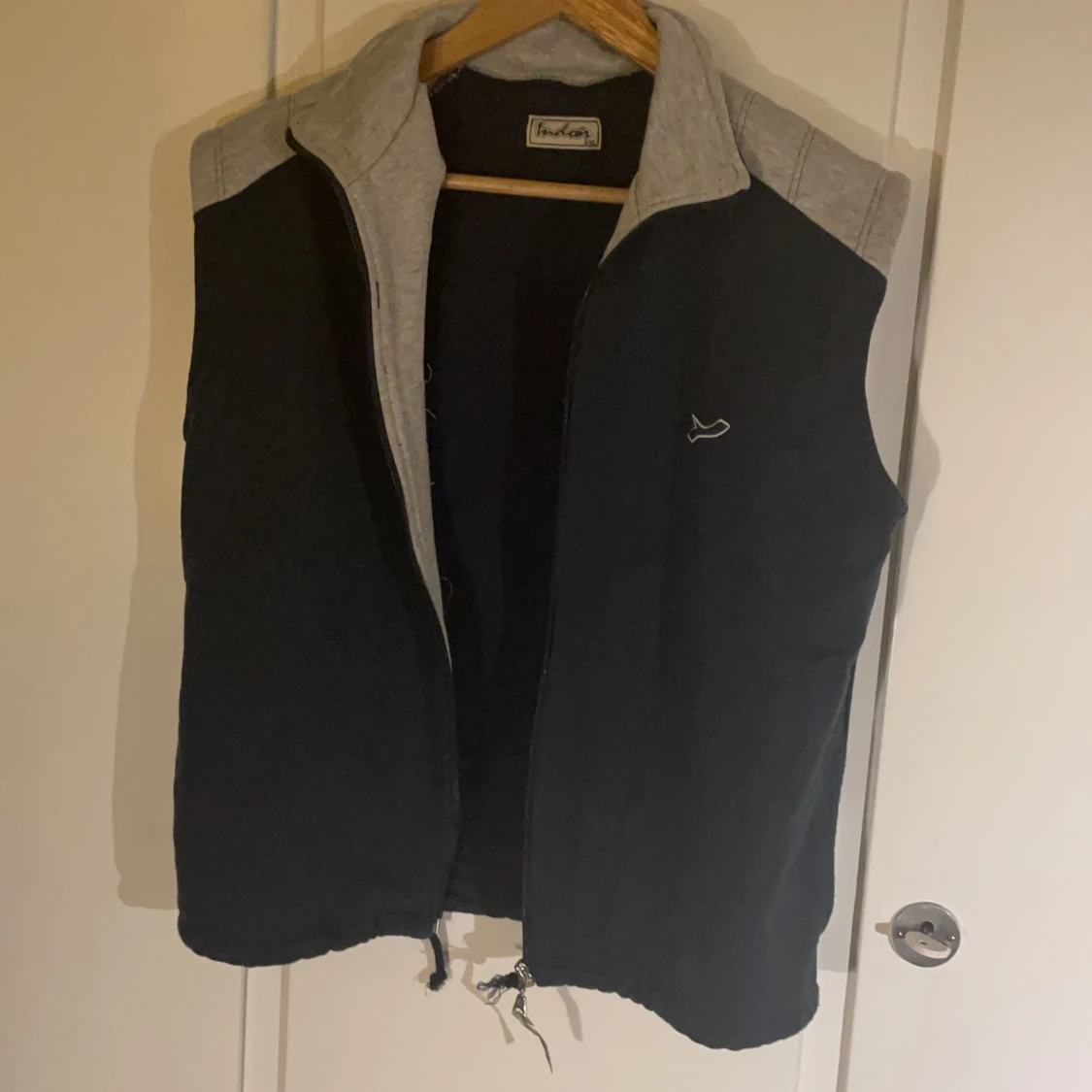 Tunn mörkblå väst