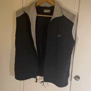 Tunn mörkblå väst  - Jättefin lite tunnare väst från okänt märke! Köpt secondhand. Misstänker att det är XXL i barnstorlek, annars S/M i damstorlek.