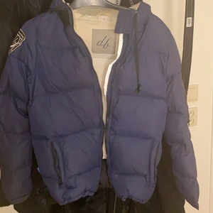 Mörk blå D brand jacka - Den är i bra skick förutom lite smutsig på insidan som ni kan se på bilden.