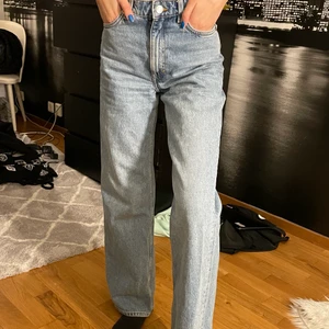 Blåa jeans - Ett par skit snygga blåa, utsvängda mom-jeans, från MONKI i storlek XS✨ jag säljer dem pga dem ej kommer till användning. Använt jeansen en hel del men inga skador eller märken på användning! 🤍🤍