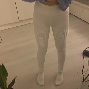 Träning - Säljer dessa vita träningstights super fina men kommer aldrig till användning💗 de är i storlek xs skriv om ni är intresserade💗