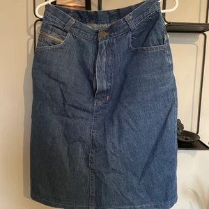 Vintage kjol - En vintage jeanskjol som går till vaderna.  