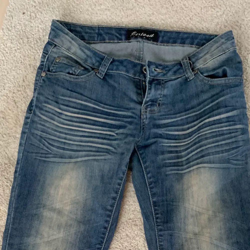 Lågmidjade jeans i bootcut/ straight modellen i storlek xs 💕 buda ifrån 200 eller köp direkt för 400. Jeans & Byxor.