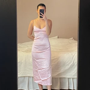 Rosa klänning  - Säljer min rosa klänning med öppen rygg. Den är helt ny och aldrig använd, prislapp finns kvar på den! Säljer för den aldrig har kommit till användning. Köparen står för frakt eller så kan jag mötas upp i Malmö! 