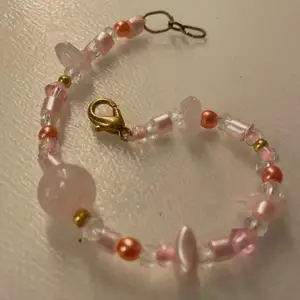 Armband av äkta rosenkvarts och andra rosa, vita och guldiga pärlor. Guldfärgat spänne💓🌟