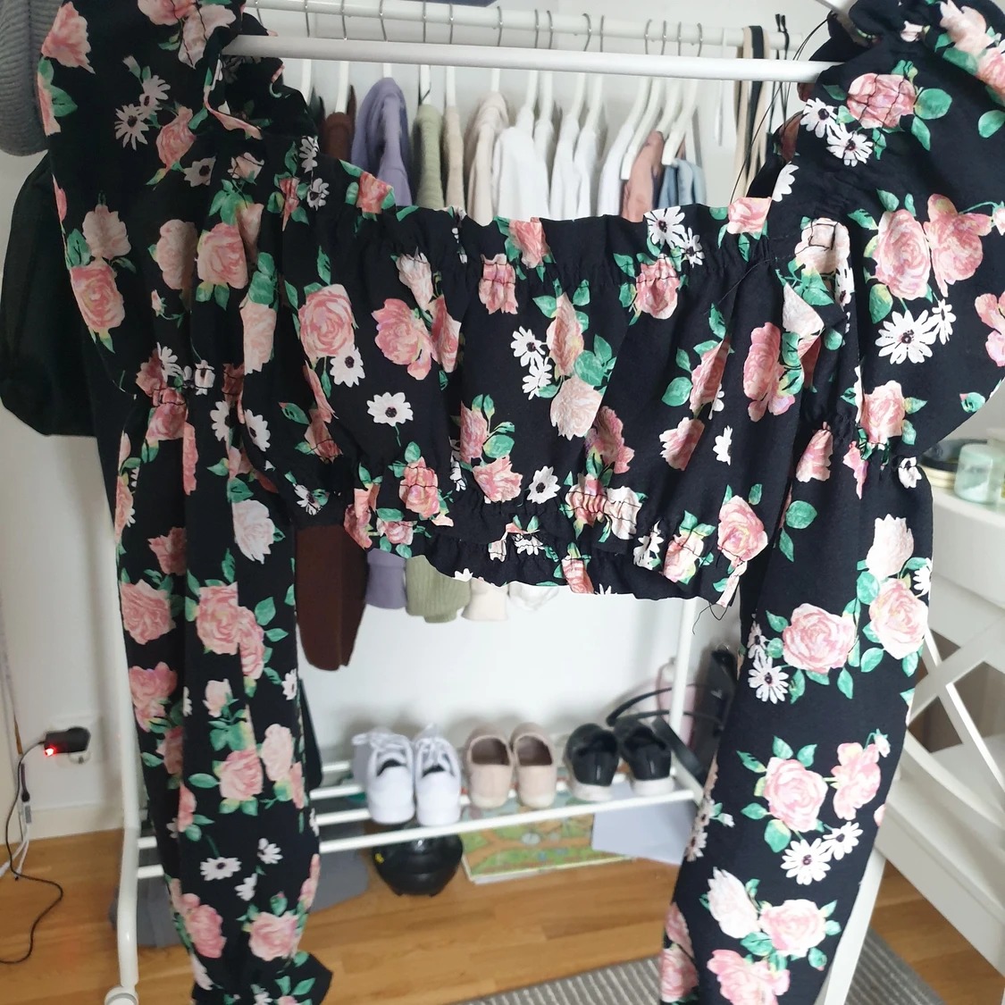 Blommig crop top med ärmar