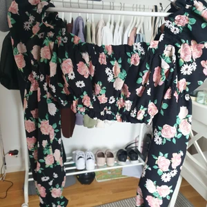 Blommig crop top med ärmar - Storlek XS. Har aldrig använt pågrund av att den inte passade mig. DM för mer bilder. Köpt Juni 2021