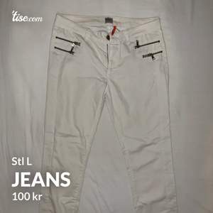 Vita jeans, tunt material, från ONLY stl L. Lite fläckar som tydligen inte gått bort men går säkert att få bort på något sätt. Se bilder. 100kr eller paketpris flera byxor för 500kr