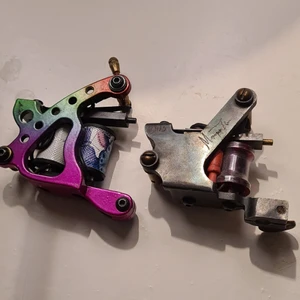 Tatueringsmaskiner - Kom med bud. Aldrig använda av mog då jag fick dom av mitt x. Nu är dom i vägen 