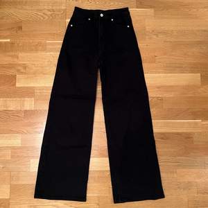 hej, säljer dessa fina jeans från hm i storlek 36, använda 2 ggr. finns i Jönköping men kan också skicka (köparen står för frakten) 