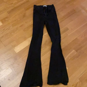 Jeans  - Det är det svarta jeans och min tajt det är tajta och så blir de långa och för ett barn
