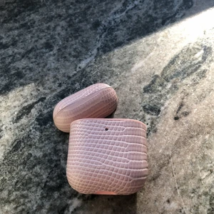 Airpods skal - Ett nästan oanvänt airpods skal från glitter, nypris 150kr. Det är rosa med krokodilmönster💕💕