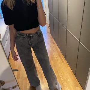 Högmidjade gråa jeans från Stradivarius. Jättesköna och snygga, perfekt i längd till mig som är 176cm och sitter jättebra runt midjan. Priset är inklusive frakt!!