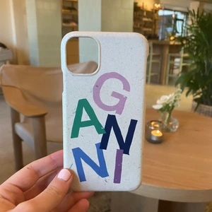 Ganni mobil skal  - Mobils skal från Ganni till iPhone 11. Är lite sönder på hörnen, kan skicka bild privat men ingen man tänker på., kan skicka bilder privat. ❤️‍🔥 nypris 500 köp direkt för 400 pris kan diskuteras, går från 250. kolla gärna mina andra annonser ❣️