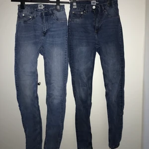 Jeans - Säljer mina snygga skinnyjeans pga att det inte är min stil längre. Dem är använda, men är fortfarande i väldigt bra skick! Dem är ifrån lager 157. Det står storlek S, men det passar XS oxå! Köp ett par för 39 kr eller båda för 65 kr. Kontakta mig för fler bilder eller funderingar. Priset kan diskuteras 💕