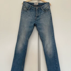 Springfield Jeans - Bra skick, lågmidjade, går över skorna på mig som är 174 cm. Storlek S/M.