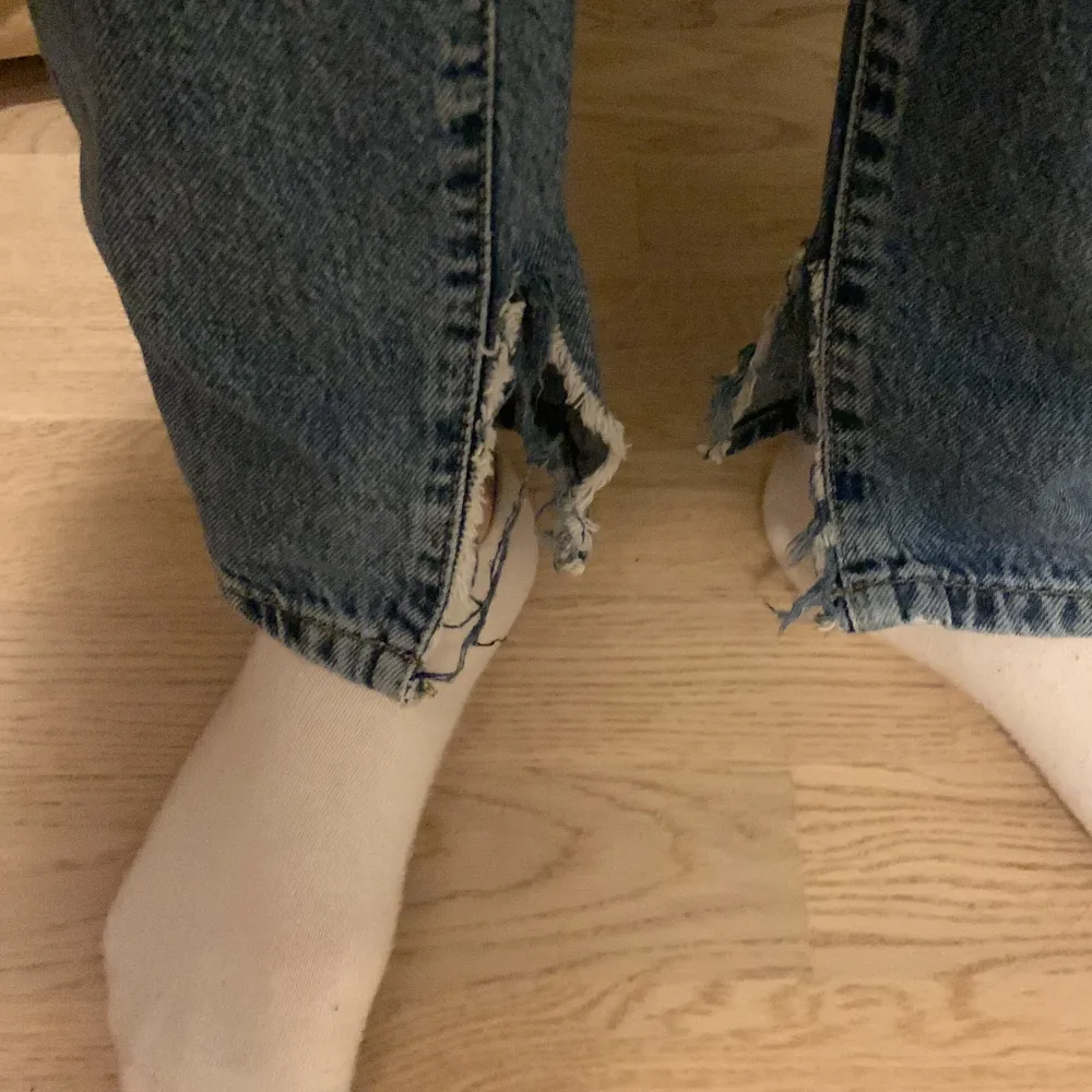 Ett var sjukt snygg mom jeans från Gina tricot. Jag har klippt upp dom vid anklarna. De har en mörk ganska sliten tvätt. Jag köpte dessa för ungeför ett år sen men inte andvänada så mycket. Sitter som en smäck! . Jeans & Byxor.