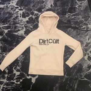 Dirtcult  - Ljus rosa Dirtcult hoodie. Köpt för 600kr men säljer för 200kr + frakt 💕 till kvinna med storlek XXS/XS